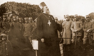 Preotul Petru Cosac ținând o slujbă pe front, septembrie 1916