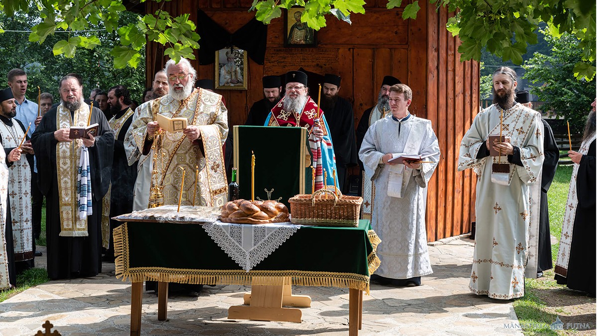 Mitropolitul Meletie al Cernăuților la mormântul Părintelui Arhiepiscop Pimen