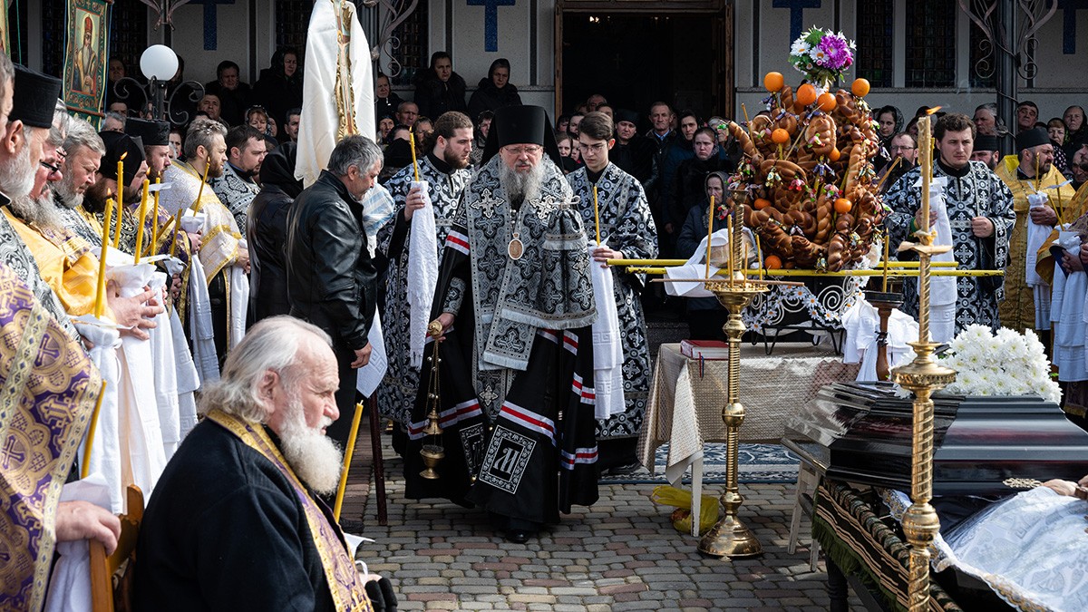 Înmormântarea părintelui Gheorghe Covalciuc din satul Oprișeni, nordul Bucovinei